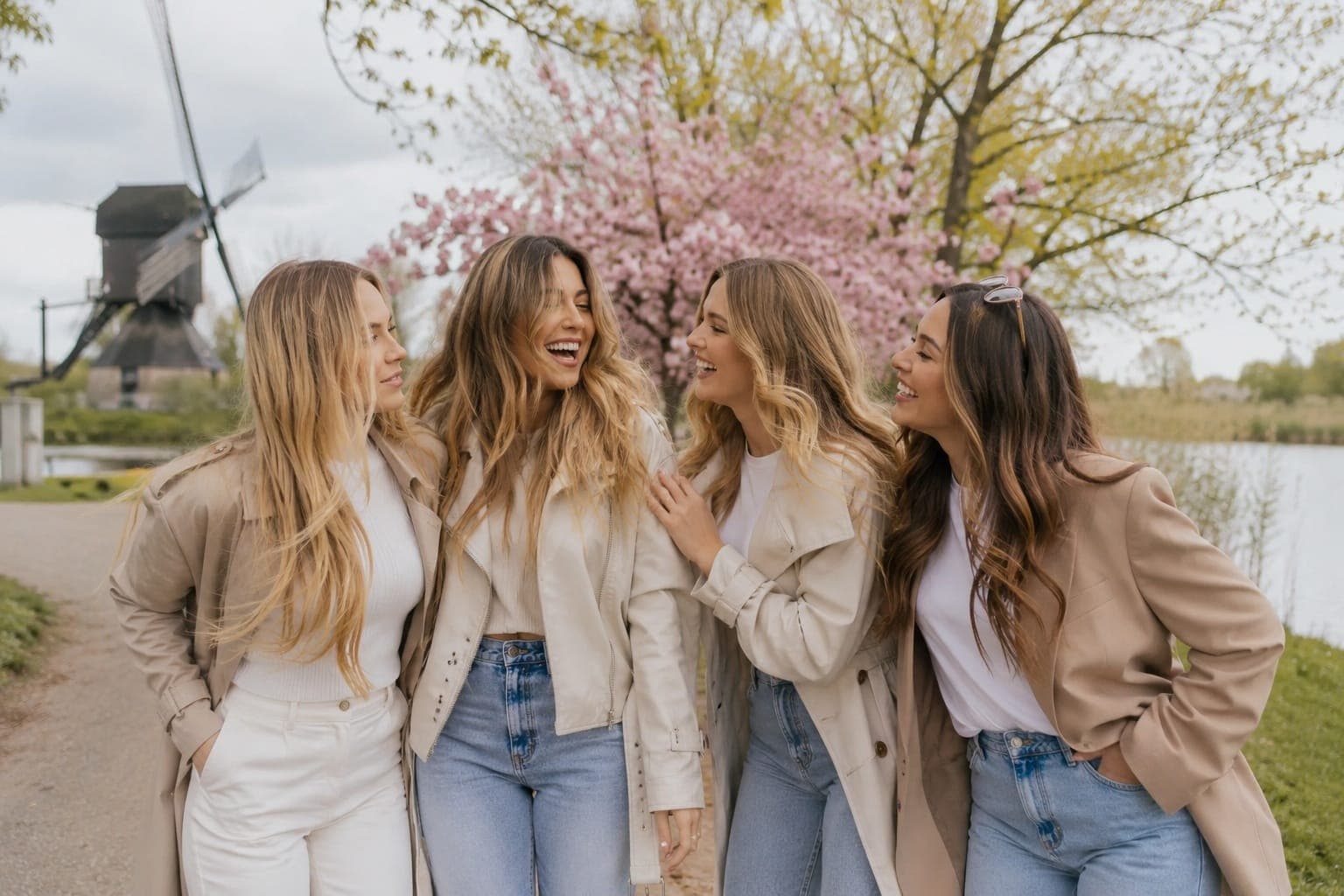 Natuurlijk resultaat van hairextensions met keratinecapsules — lang, glanzend haar in beweging